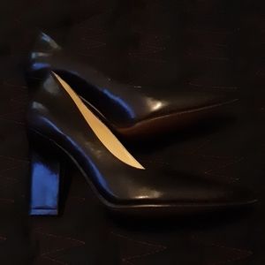 Nine West 5.5 Black Leather 2.5" pumps